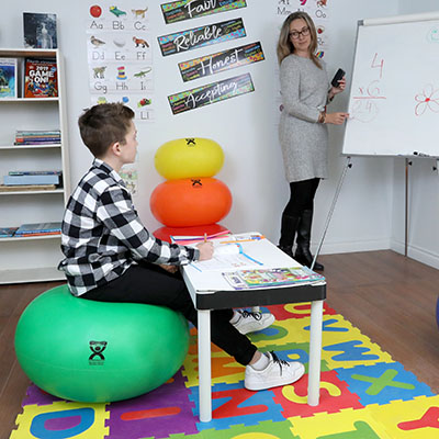 М'яч CanDo Wobble - зелений – 65 см у діаметрі x 35 см висоті - Зображення 3