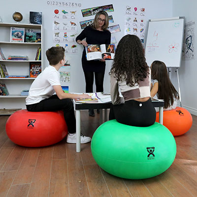 М'яч CanDo Wobble - зелений – 65 см у діаметрі x 35 см висоті - Зображення 4